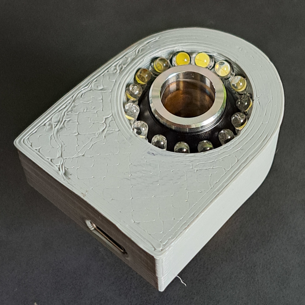 Photograph of the lamp press fitted to a microscope objective (top view)